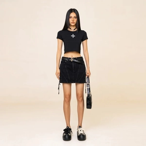 Mini-jupe en jean noir style rock gothique à taille haute avec clous et laçage