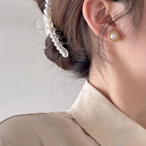Elegant 925 sterling silver pearl earring and matching hair claw clip on model