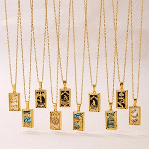 Détail de pendentifs cartes de tarot dont Le Soleil et L'Étoile sur colliers dorés