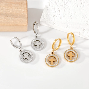 Boucles d'oreilles créoles en acier avec pendentifs croix et cristaux en or et argent