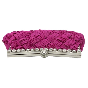 Details der fuchsiafarbenen Clutch mit Silbermetallrahmen und funkelnden Kristallsteinen
