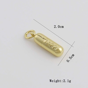 Vue macro du pendentif capsule dorée gravé happy avec dimensions indiquées