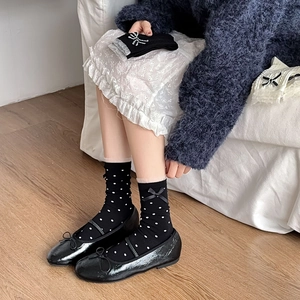 Chaussettes japonaises noires à pois avec nœud et chaussures Mary Jane élégantes