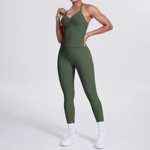 Detail eines dunkelgrünen Yoga-Sets mit V-Ausschnitt Top, Raffung und hoch taillierter Leggings