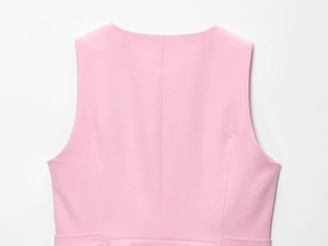 Dettaglio ravvicinato della trama in tessuto rosa e dello scollo posteriore del set