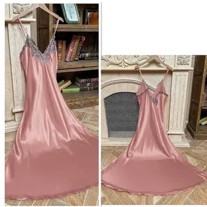Nuisette élégante en satin pour femmes avec col en V et broderie en dentelle fine