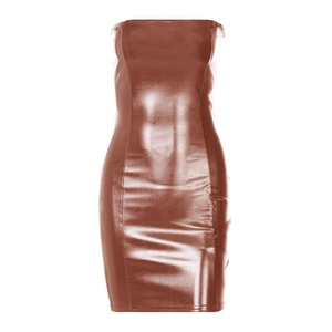 Detail eines glänzenden braunen Kunstleder-Trägerlosen Bodycon-Kleides mit Textur