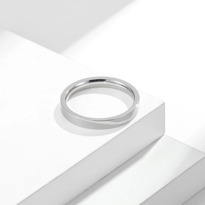 Bague empilable minimaliste de 3mm en acier inoxydable poli sur support géométrique
