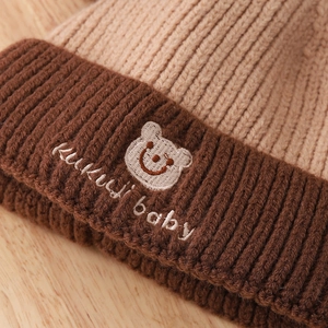 Warmes zweiteiliges Strickmützen- und Schal-Set für Kinder mit Bären-Stickerei