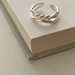 Minimalist 925 sterling silver open ring with double-layer twisted knot design