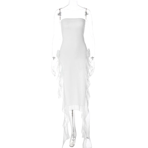Détail d'une robe bustier blanche avec bords à volants et ourlet asymétrique élégant