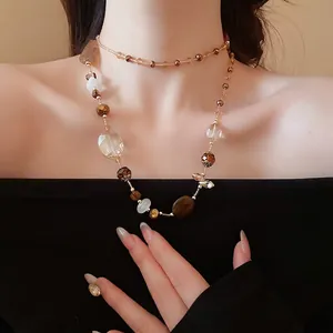 Set collana a strati stile Maillard con perle ambra e marmo bianco indossata da modella