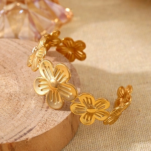 Golden five-petal flower open bangle in stainless steel with PVD gold plating finish