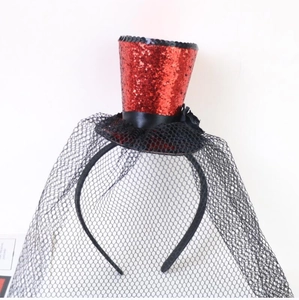 Dettaglio mini cappello con paillettes rosse, fiori neri e velo a rete per feste