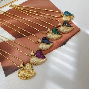 Colliers pendentifs en cœur plaqués or avec pierres de zircon colorées en divers modèles
