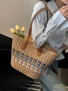 Straw tote bag with wave pattern and brown leather straps for beach holidays