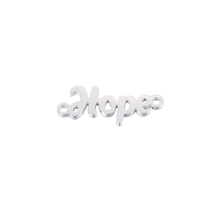 Gros plan d'un pendentif argent Hope en acier inoxydable poli pour bijoux DIY créatifs