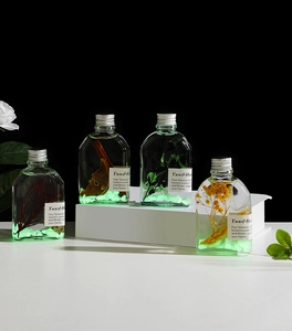 Vue artistique de diffuseurs d'herbier avec pierres lumineuses dans des flacons en verre