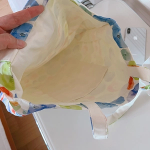 Détail intérieur du cabas en toile fleurie avec poche interne et rangement spacieux