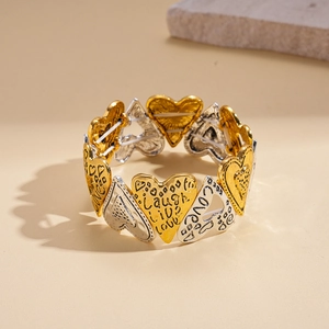 Détail du bracelet cœur bicolore or et argent avec inscriptions Laugh, Live et Love