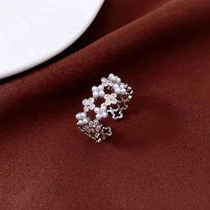 Bague ouverte luxueuse avec fleurs évidées, perles blanches et cristaux étincelants