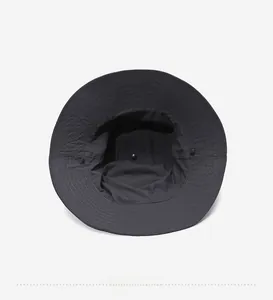 Détail de la structure intérieure et de la bande anti-transpiration du chapeau bob