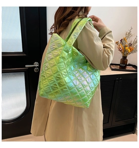 Detailansicht der gesteppten fluoreszierenden grünen Shopper-Tasche mit Metalleffekt