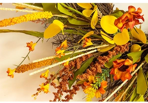 Détails rapprochés d'une couronne d'automne avec fleurs oranges et baies colorées