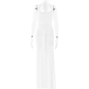 Détails de la robe longue en mousseline blanche avec volants et texture plissée élégante