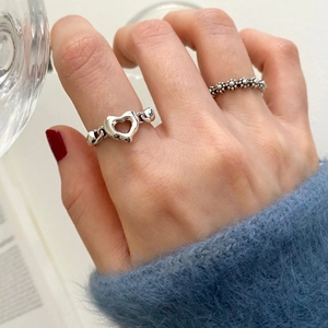 S925 silver hollow heart and daisy chain rings set in a vintage aesthetic style