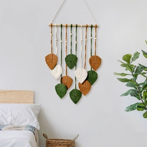 Tenture murale macramé bohème avec feuilles en coton fait main sur une tige en bois