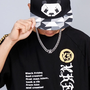 Chaîne gourmette argentée hip hop présentée sur un mannequin homme au style streetwear