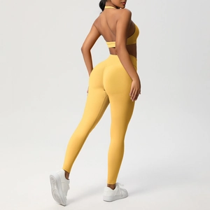 Dettaglio del set fitness giallo con schiena scoperta, leggings e reggiseno halter