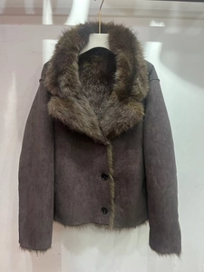 Vue avant d'une veste en suédine gris foncé avec un grand col en fausse fourrure marron