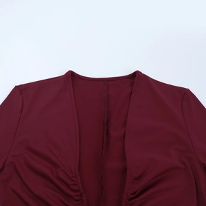 Détail du décolleté en U profond avec tissu plissé sur une robe longue bordeaux chic