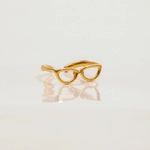 Macro shot of 18K gold plated stainless steel ring featuring a cat-eye sunglasses design