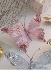 Dettaglio farfalla in rete rosa con glitter argento e decorazioni di perle finte