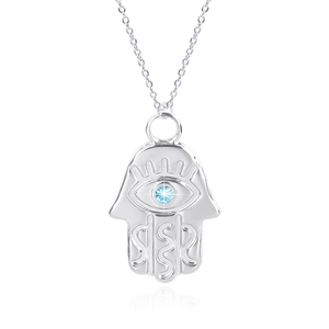 Gros plan du pendentif main de fatma en argent avec pierre œil bleu sur chaîne