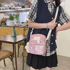 Petit sac en toile rose avec broderie lapin, fenêtre ours et pompon en peluche doux