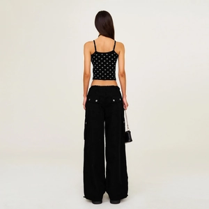 Ensemble haut court imprimé croix noire et pantalon cargo à poches pour femme
