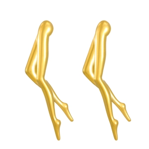 Vue détaillée de boucles d'oreilles créatives en or au design abstrait de corps humain