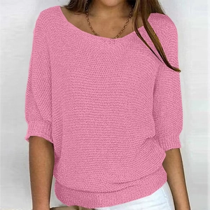 Detailansicht des rosa Strickoberteils mit weitem Ausschnitt und Rippstricksaum