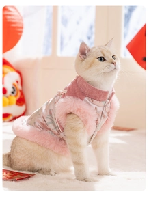 Dettaglio del gilet in raso rosa per animali con motivi floreali e bordo in pelliccia