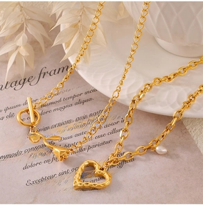 Détails du pendentif doré en forme de cœur et rose avec perles et fermoir OT