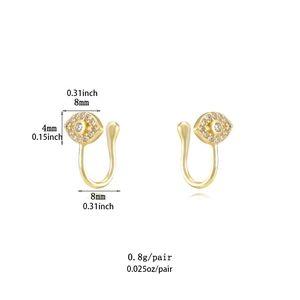 Detailansicht der goldenen U-förmigen Evil Eye Ohrmanschetten mit weißen Zirkonia
