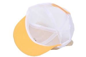 Nahaufnahme der atmungsaktiven Mesh-Innenseite einer Baby-Baseballkappe mit gelbem Schirm