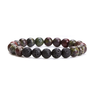 Gros plan d'un bracelet en perles de 8mm avec pierre de lave noire et amazonite naturelle