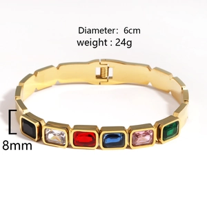 Gros plan d'un bracelet en acier doré de 8mm de large avec des pierres rectangulaires