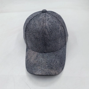 Berretto da baseball grigio scuro glitterato con trama a pelle di serpente metallizzata