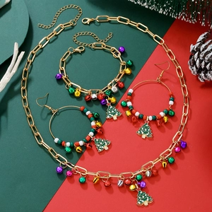 Parure de bijoux de Noël avec chaînes dorées et cloches colorées sur fond festif